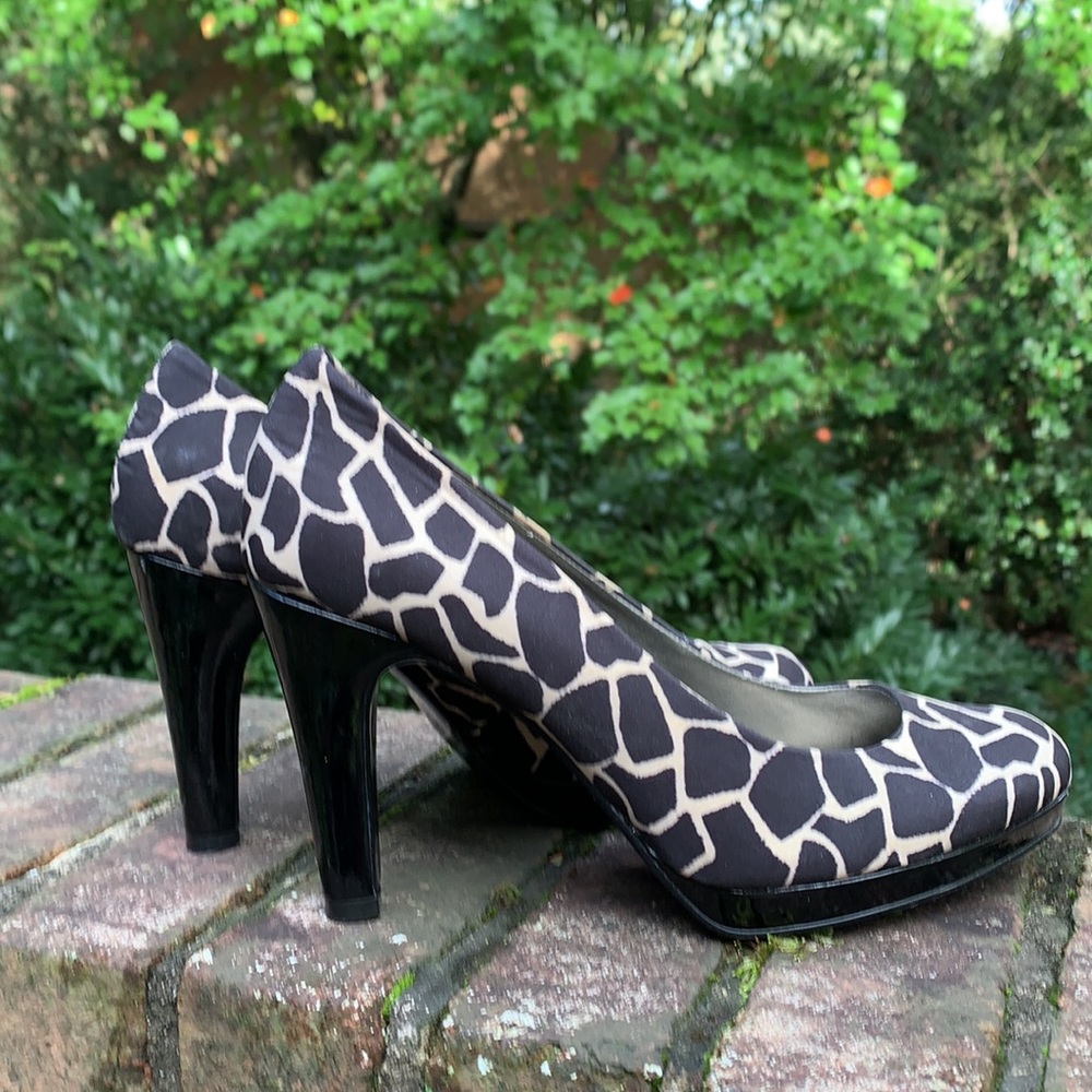 Bandolino animal print 4” Classic heels with slight platform - Picture 6 of 9